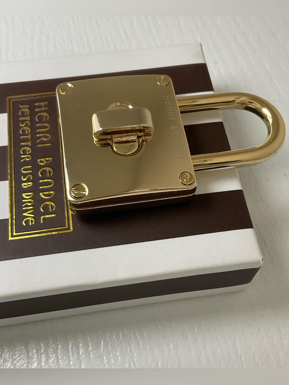 Henri Bendel Rare Collectible Gold Jetsetter Padlock USB Drive - Picture 7 of 8